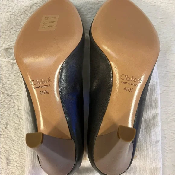 CHLOÉ Leather Keyhole Accent Pumps 🤍 - Picture 3 of 8
